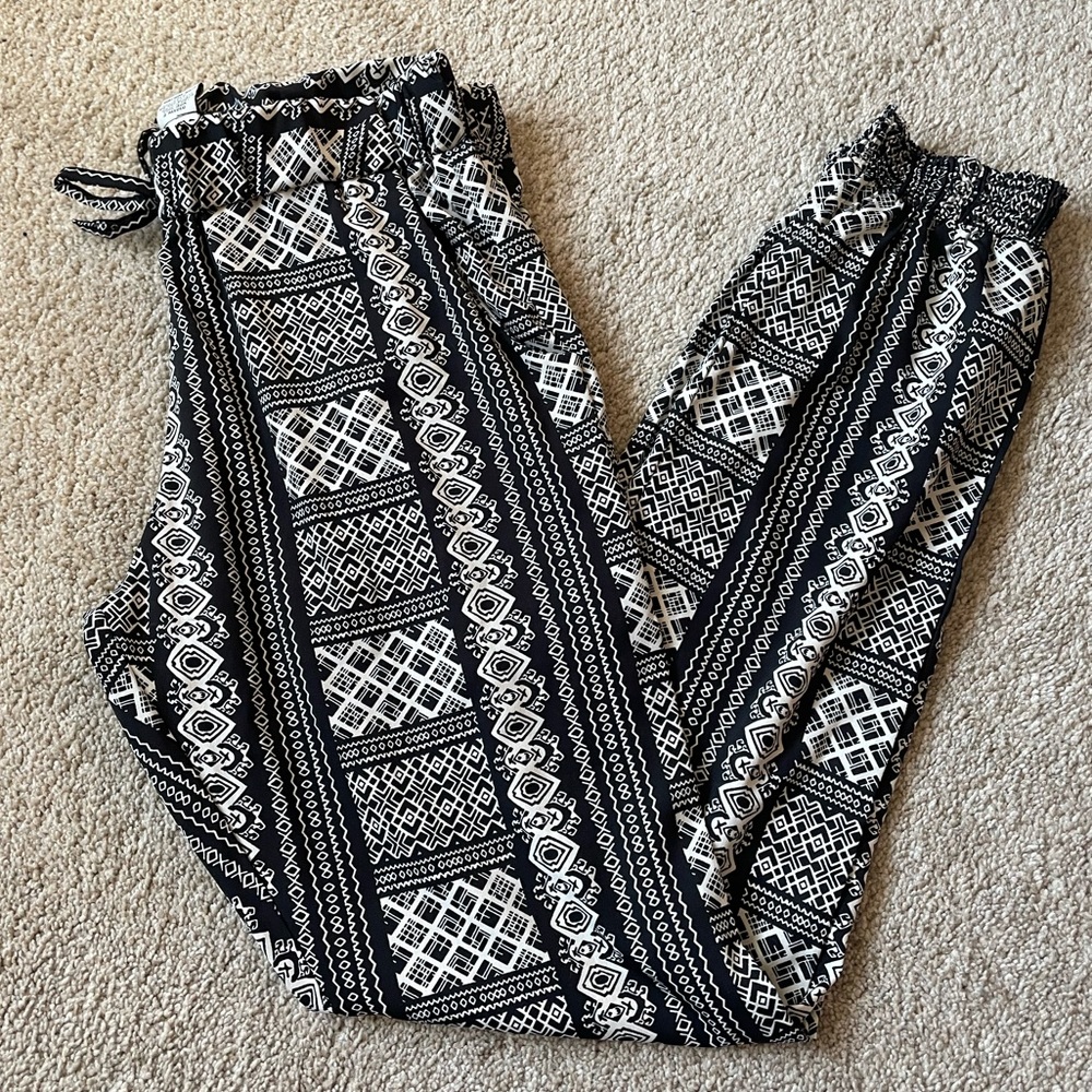 Poof! Women’s Black and White Silky Patterned Pants Size Medium